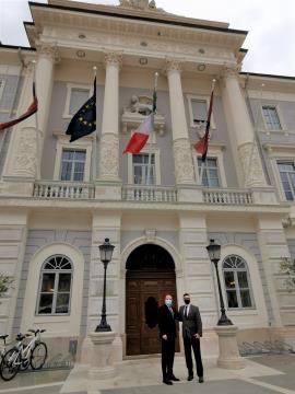 Pozdrav pred občinsko palačo.